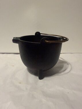 Black Cast Iron Tripod Cauldron with Handle - Kitchen Décor
